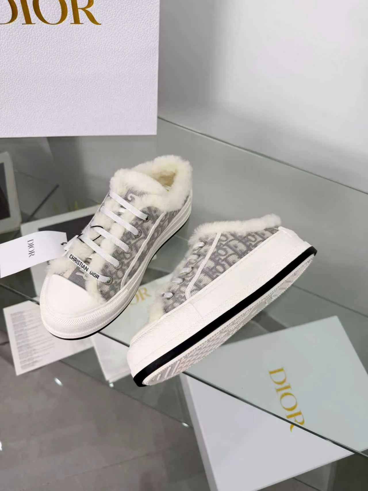 Men's men's shoes pP540! 𝐃𝐈𝐎𝐑 𝐖𝐚𝐥𝐤'𝐧 Dior Presbyopia Embroidery Wool Thick Sole Canvas Shoes Casual Sneakers (Half Flop) These Walk'n'Dior thick sole sneakers are a fashionable piece that elevates the collection. Oblique printed cotton embroidered upper with comfortable platform sole, tongue and Christian Dior Paris signature laces. Bottom thickness 4.5CM Size: Women's 35-41